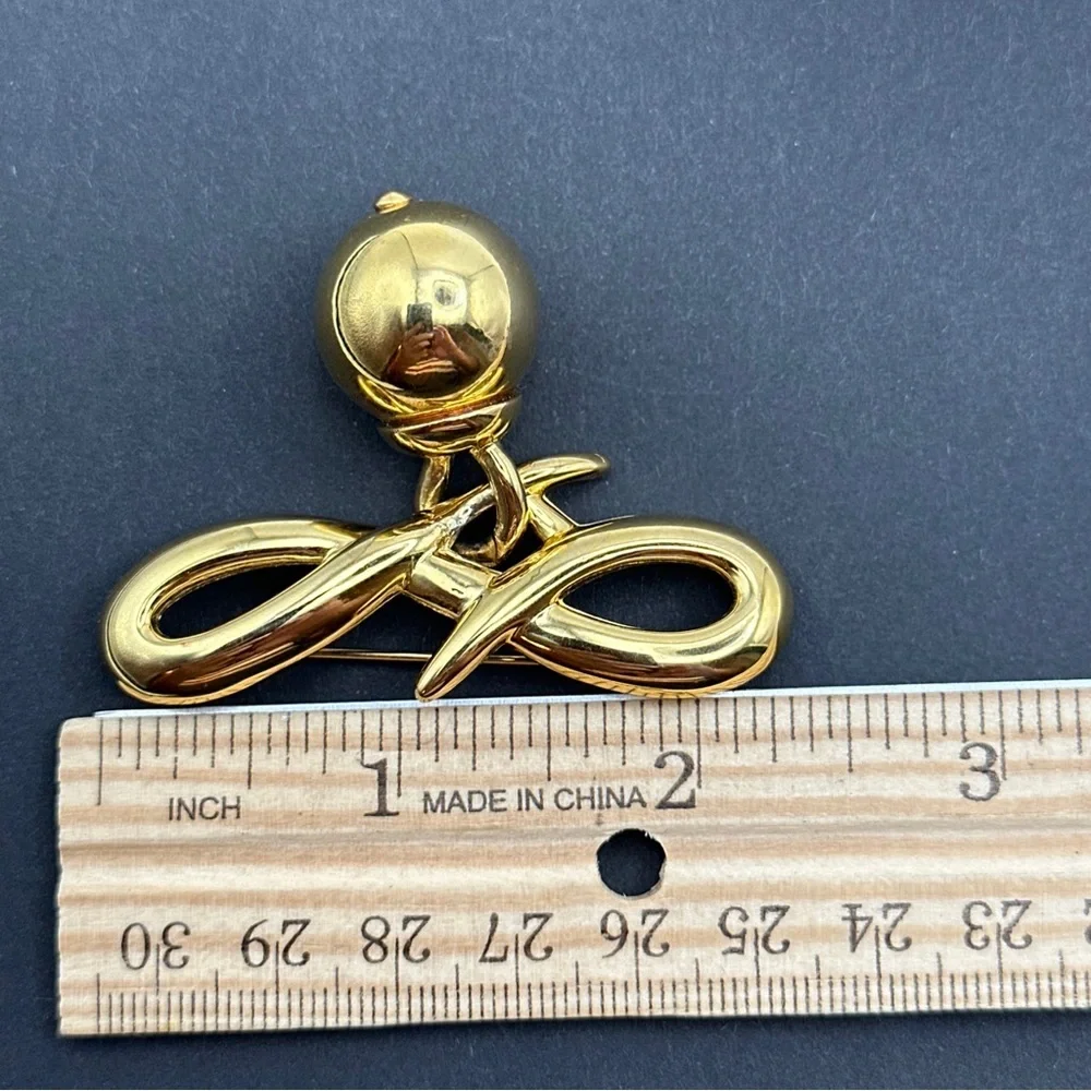 Lovely‎ Vintage Jewellery gold-tone Brooch signed C